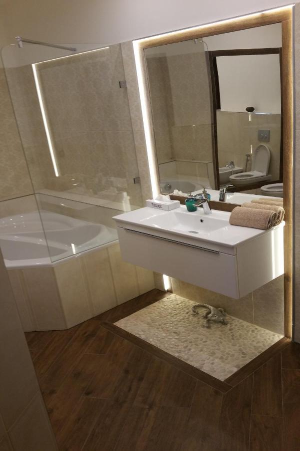 In Heart Of - 2br 2ba Elegant Downtown *